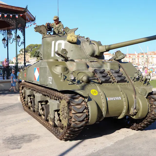 Fête de la libération - Défilé de véhicules militaires d'époque_Sanary-sur-Mer