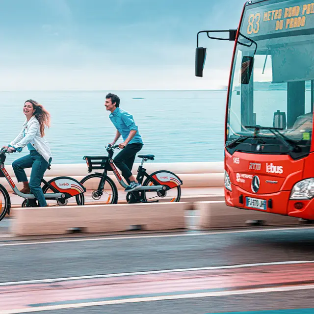 Vélo et bus sur la corniche Kennedy