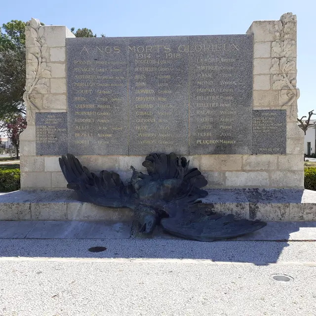 Square Roger Bonnin et monument aux Morts_La Couarde-sur-Mer