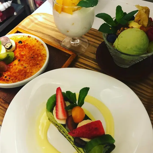 Notre dessert Tiramisu au thé vert , crème brûlée au yuzu, crème de mangue, lait de coco
