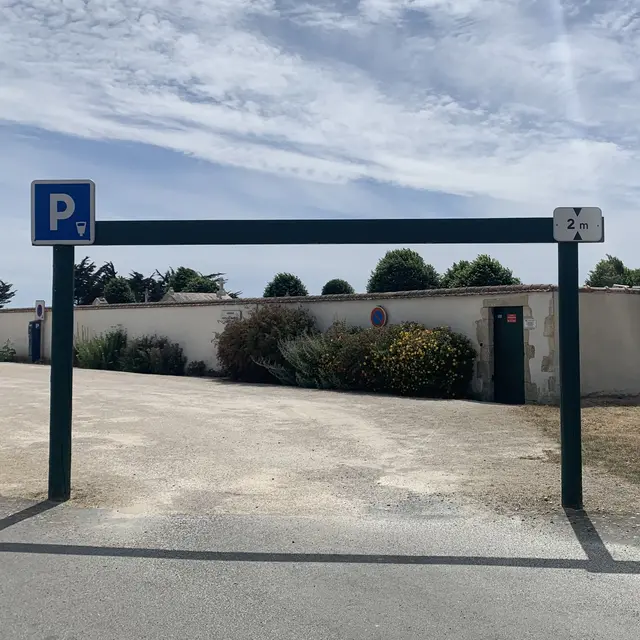 Entrée du parking avec barrière en hauteur