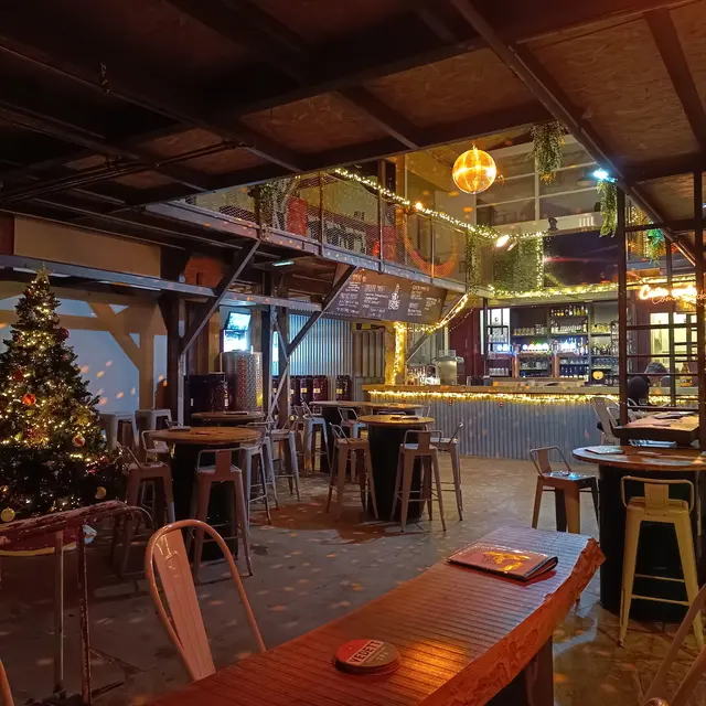 Salle principale avec bar