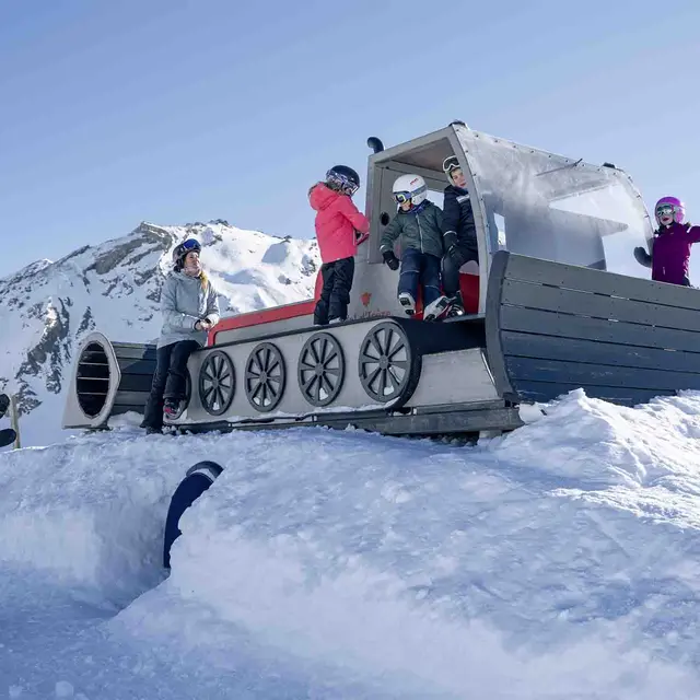 Enfants qui jouent sur la dameuse