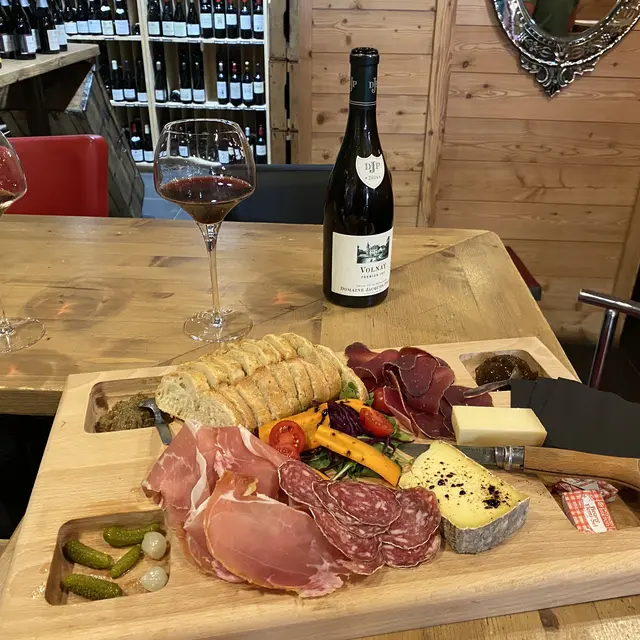 Planche Charcuterie - La Cave sur le comptoir