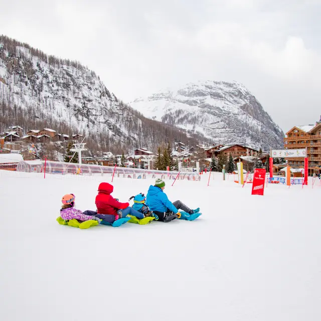 Snake Gliss en famille à Val d'Isère en hiver sur la piste de la Savonnette