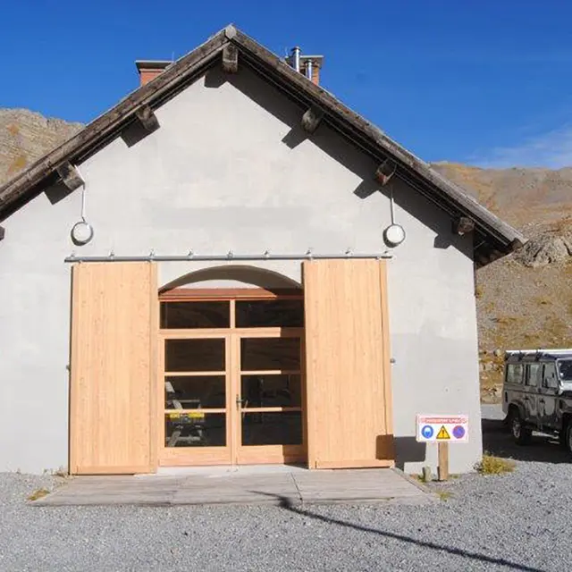 Vue extérieure du point d'informations du refuge de la Cayolle