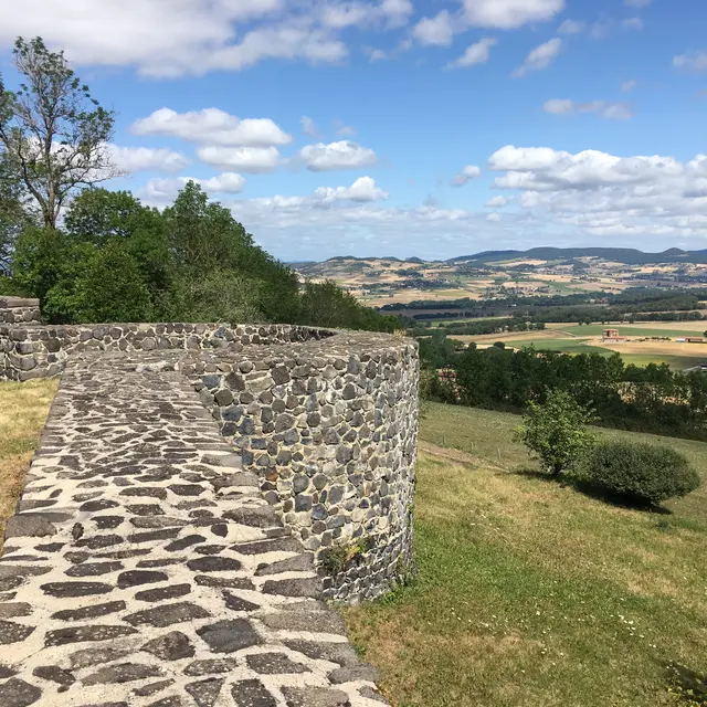 paysage et remparts d'Usson