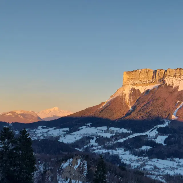 Coucher de soleil sur le Mont-Blanc depuis l'igloo