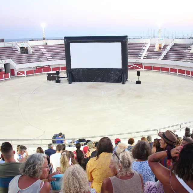 Cinéma en plein air aux arènes_Saintes-Maries-de-la-Mer
