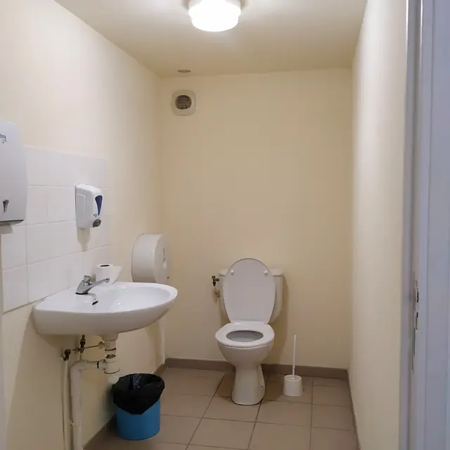 Toilettes publiques de la rue des Écoles -de Gassin - https://gassin.eu
