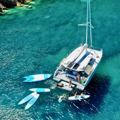 Excursion demi-journée en catamaran avec paddle
