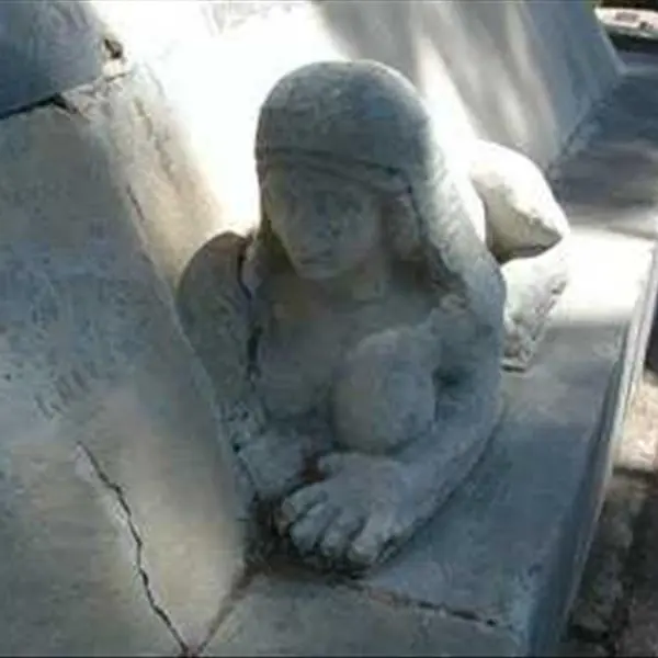 St-Mandrier : tombeau pyramidal du vice-amiral de Latouche-Tréville