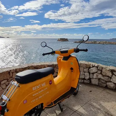 Découvrir les calanques en scooter électrique avec GPS!