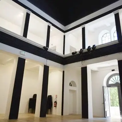 Exposition “Passage 3” : des artistes contemporains dans la salle de l'ancien Temple._Saint-Sébastien-d'Aigrefeuille