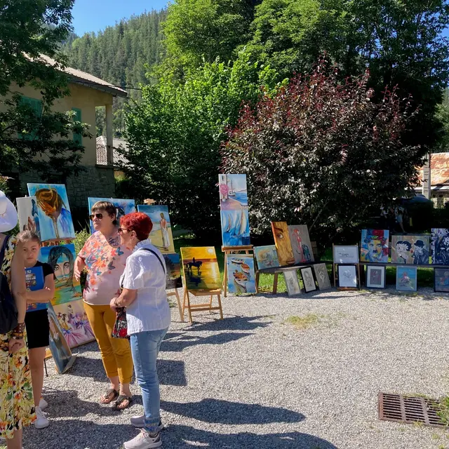 Exposition de peintures en plein air_Colmars