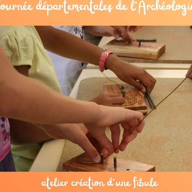 Atelier des Journées départementales de l'Archéologie : création d'une fibule_Lezoux