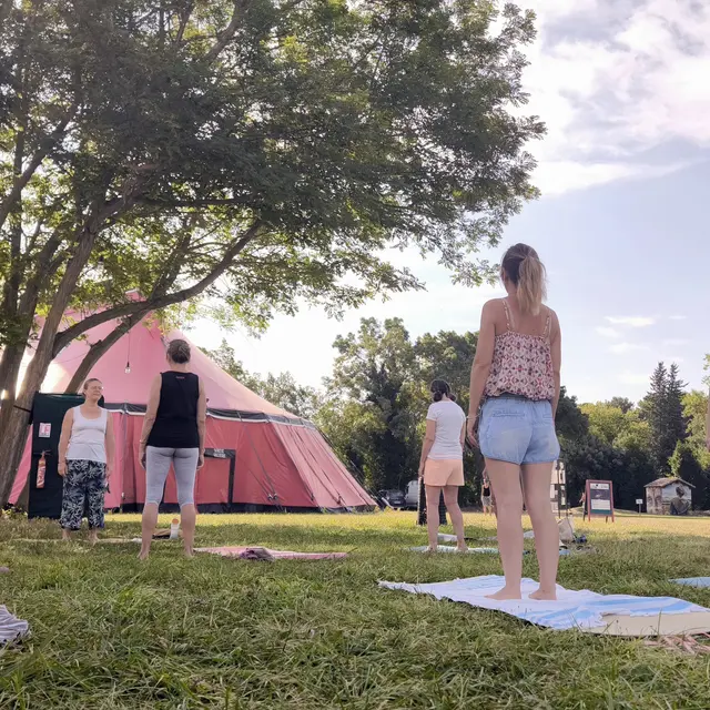 Séance de yoga sur le site de Villeneuve en Scène_Villeneuve-lez-Avignon