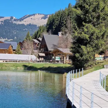 Vue lac et chalet été