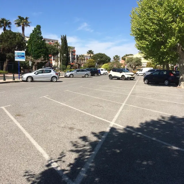 PARKING DU COSEC - LE LAVANDOU