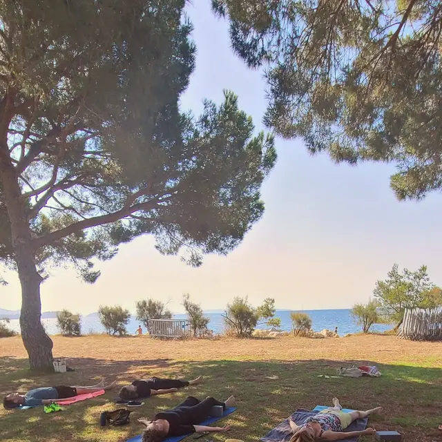 Séance de  yoga avec Yoga Bulle_La Londe-les-Maures