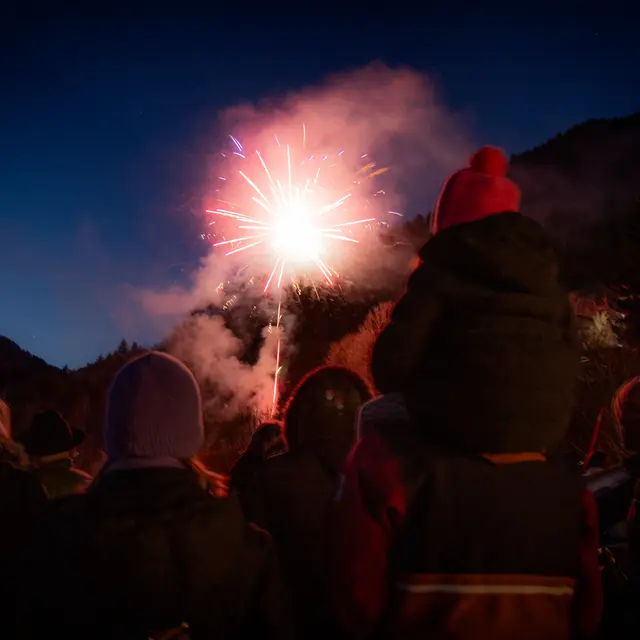 Arrivée aux flambeaux de l'ESF et feu d'artifice_Flumet