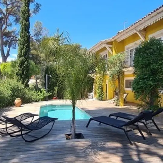 Vue générale maison terrasse piscine