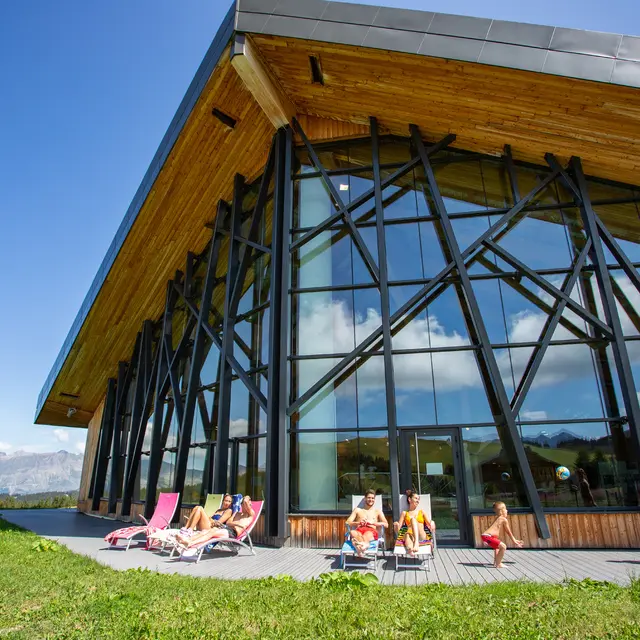 terrasse-solarium-piscine-les-saisies