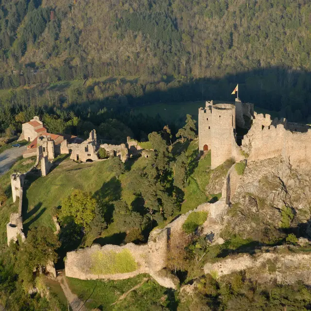 Forteresse de Couzan sur son éperon