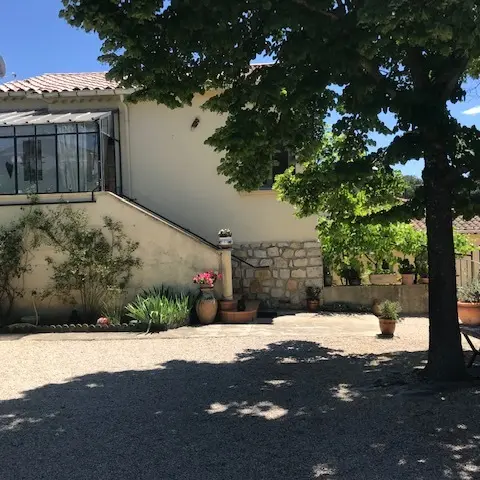 Vue de la maison cour parking