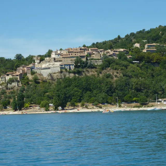 Vue du village depuis le lac
