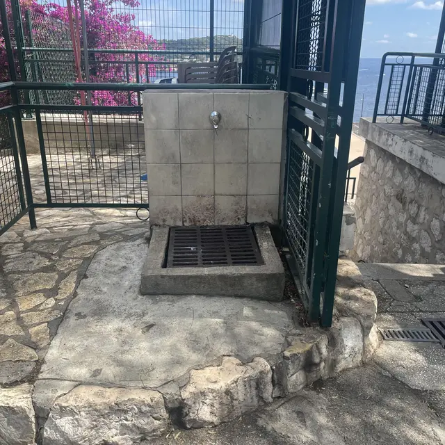 Point d'eau potable stade de foot Bonifaci_Villefranche-sur-Mer
