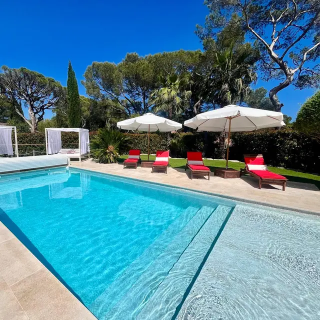 Piscine avec beds et transats