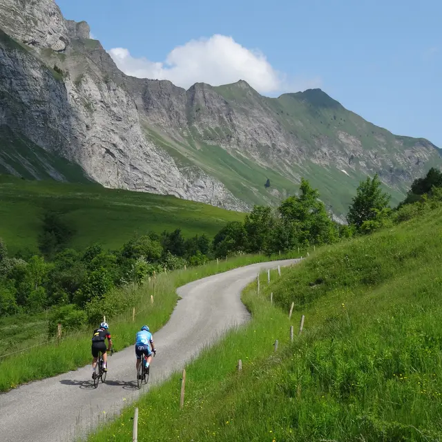 Parcours Soft : Col de l'Apetaz via Héry_2 cyclistes et vue