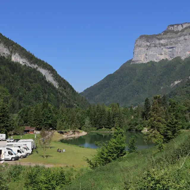 Aire de stationnement camping-cars au lac de Thuy à Thônes