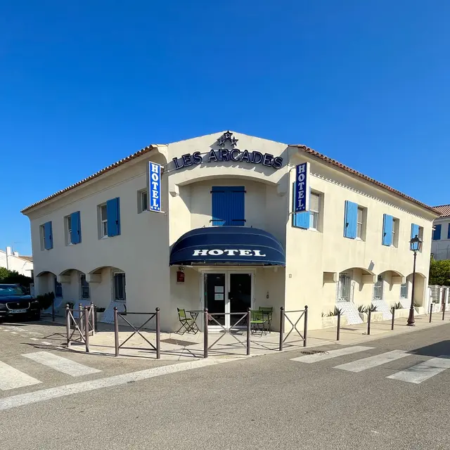 Hôtel les Arcades - Facade
