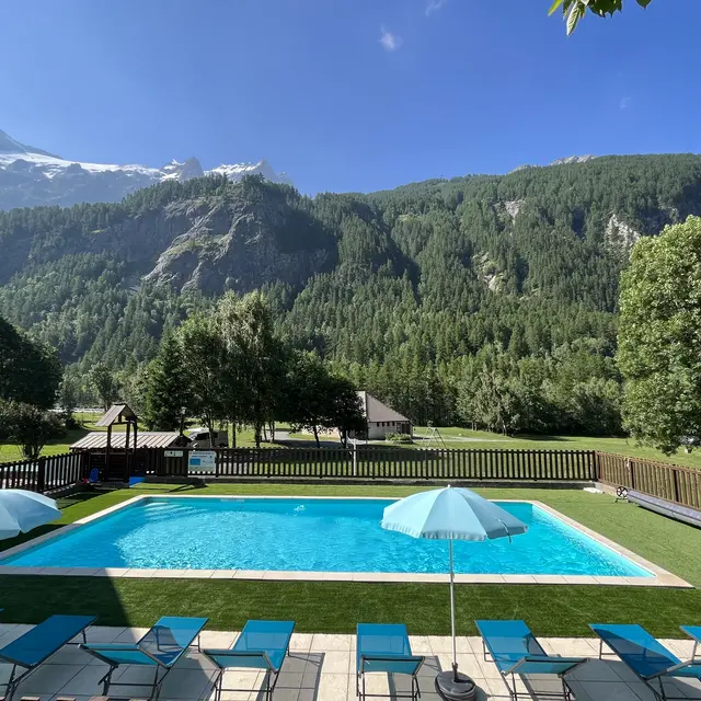 Piscine vue sur la Meije