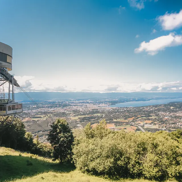 Vue sur Geneve et le lac Leman depuis la gare superieure du Telepherique du Saleve