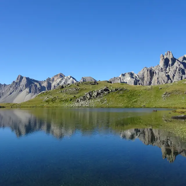 Le lac Long avec vue sur le massif des Cerces
