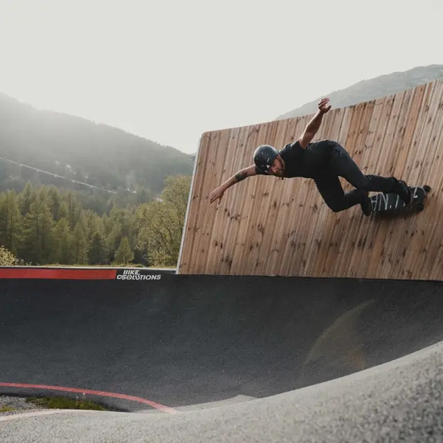 Skateboard sur la pumptrack de Val d'Isère