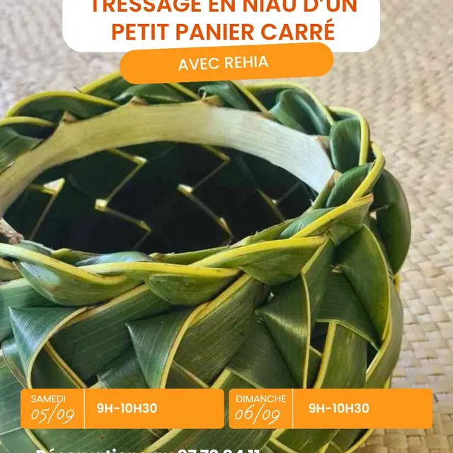 Atelier de tressage en ni'au d'un petit panier carré_Punaauia