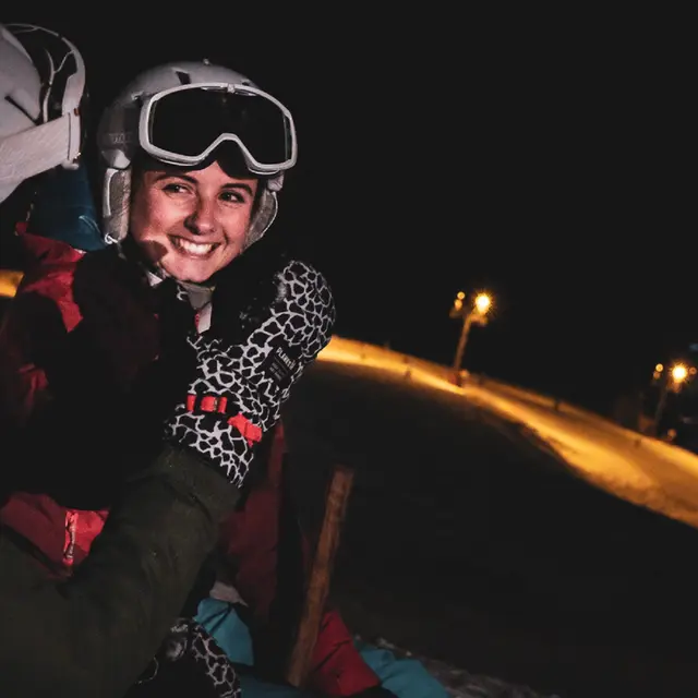 Glisse en nocturne entre amis sur les pistes ouvertes en nocturne du domaine de ski alpin du Grand-Bornand