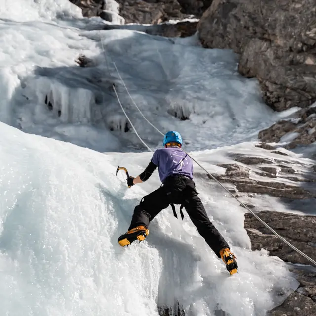 Cascade de glace avec Guide de Haute Montagne Yves Astier à Val d'Isère en hiver