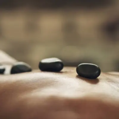 Massage aux pierres chaudes