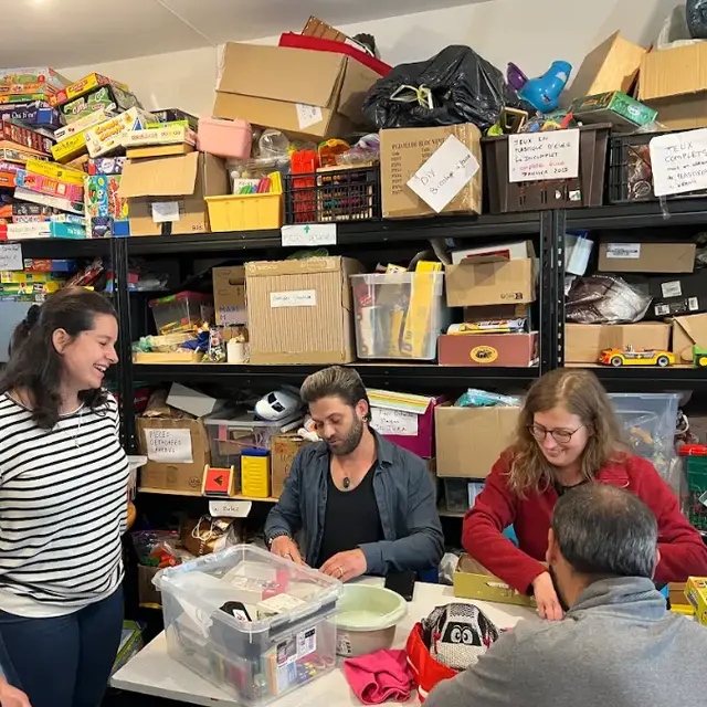Visite de la recyclerie de jouets la Toupie : réparation et nettoyage d'un jouet