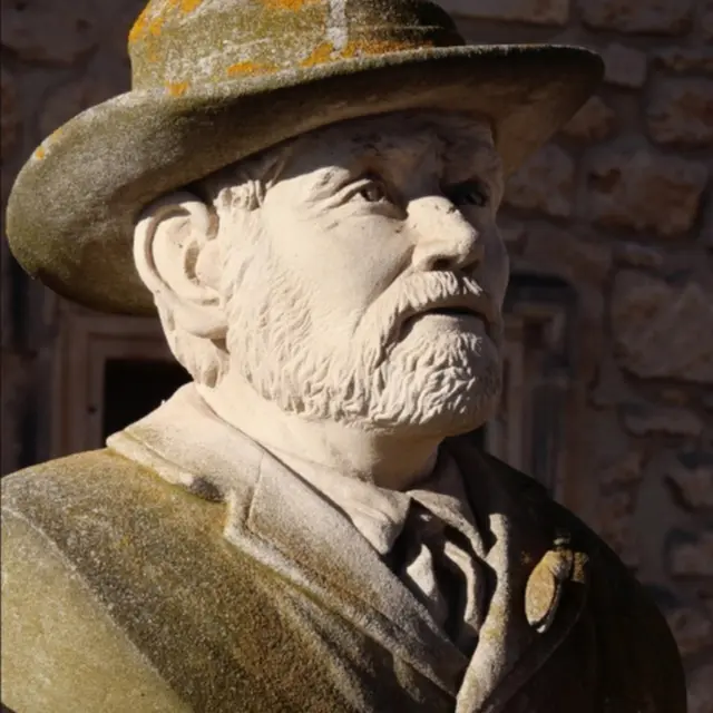 Buste et tombeau de Charloun Rieu_Paradou