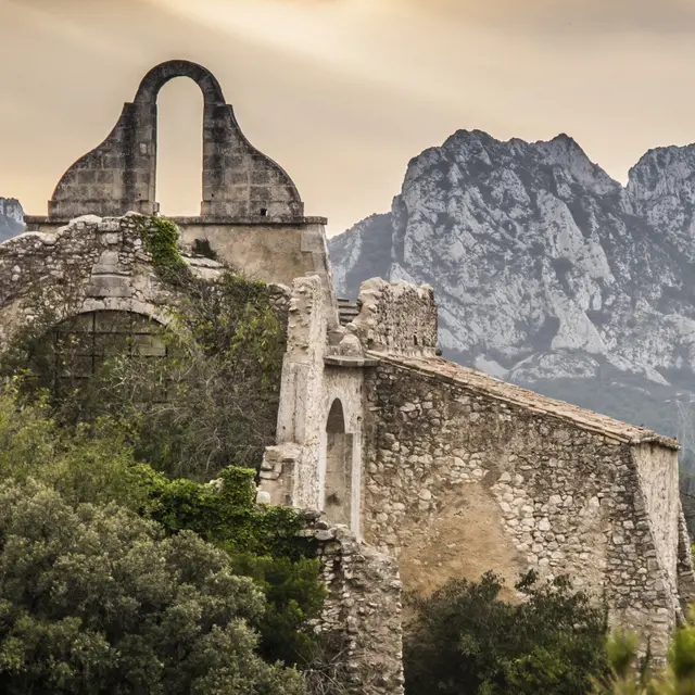 Chapelle des Pénitents Blancs à Eygalières_vue chaîne Alpilles