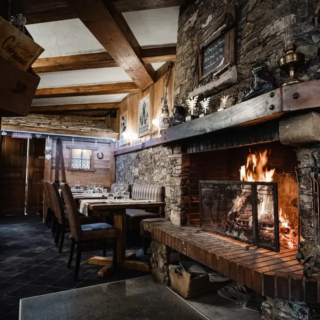 Feu de cheminée - Restaurant La Corniche Val d'Isère