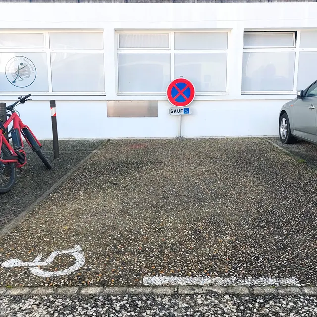 Parking PMR en face Bureau d'Accueil de Rivedoux-plage