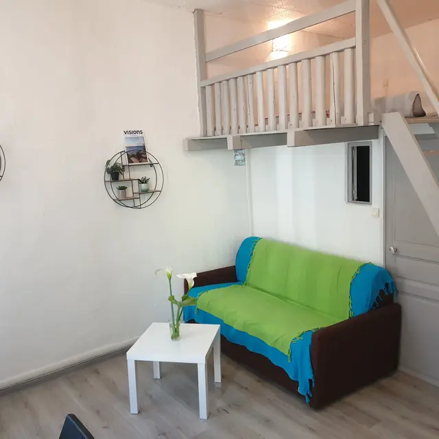 Coin salon et accès mezzanine