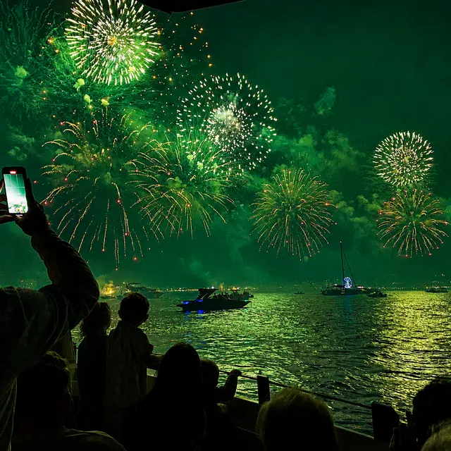 Feux d'artifice en mer by Sea You Sun_Fréjus